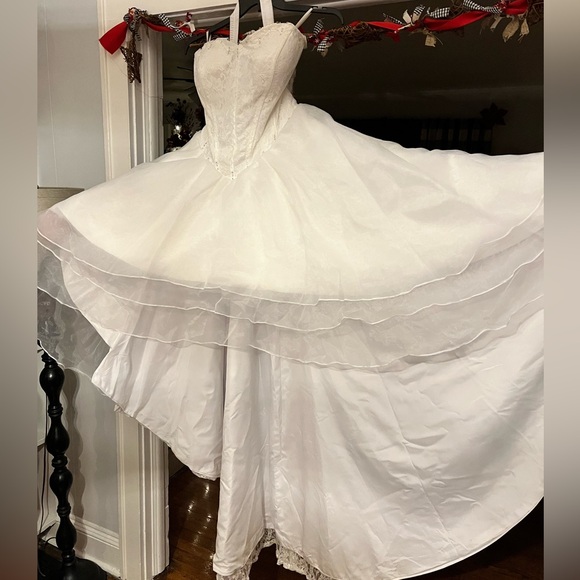 White, high-low, sleeveless, wedding dress - Picture 4 of 7